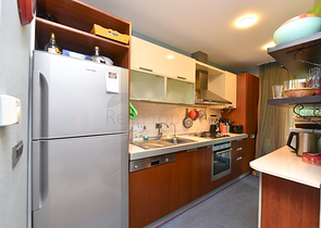 شقة من غرفتي نوم في مجمع فاخر على البحر مع حديقة