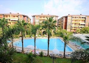 شقة من غرفتي نوم في مجمع فاخر على البحر مع حديقة