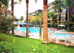 شقة من غرفتي نوم في مجمع فاخر على البحر مع حديقة