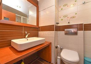 شقة من غرفتي نوم في مجمع فاخر على البحر مع حديقة