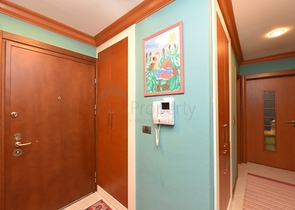 شقة من غرفتي نوم في مجمع فاخر على البحر مع حديقة