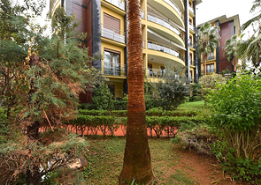 شقة من غرفتي نوم في مجمع فاخر على البحر مع حديقة