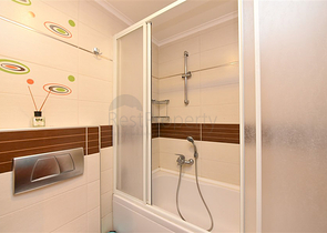 شقة من غرفتي نوم في مجمع فاخر على البحر مع حديقة