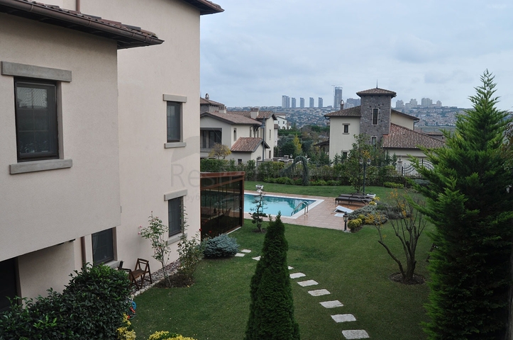 فيلا فاخرة ضمن مجمع في منطقة بيوك تشكمجه / اسطنبول 