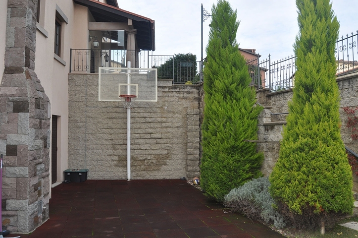 فيلا فاخرة ضمن مجمع في منطقة بيوك تشكمجه / اسطنبول 