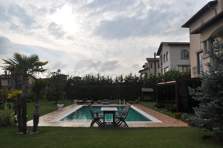 فيلا فاخرة ضمن مجمع في منطقة بيوك تشكمجه / اسطنبول 