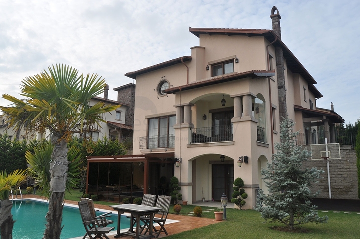 فيلا فاخرة ضمن مجمع في منطقة بيوك تشكمجه / اسطنبول 