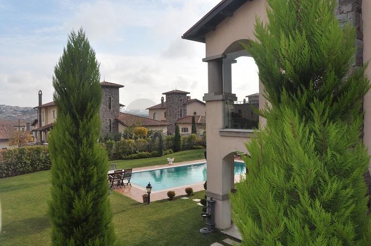 فيلا فاخرة ضمن مجمع في منطقة بيوك تشكمجه / اسطنبول 