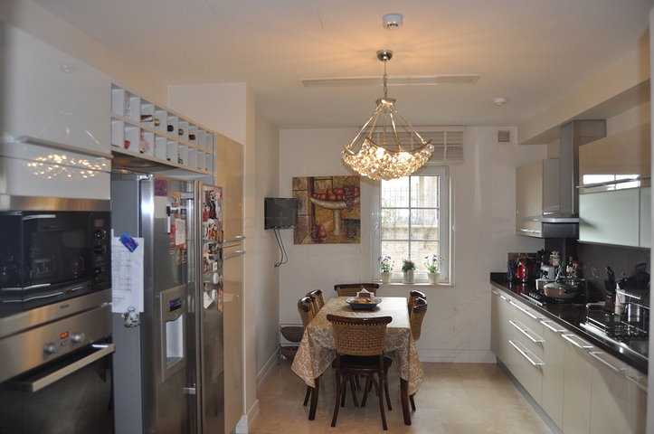 فيلا فاخرة ضمن مجمع في منطقة بيوك تشكمجه / اسطنبول 