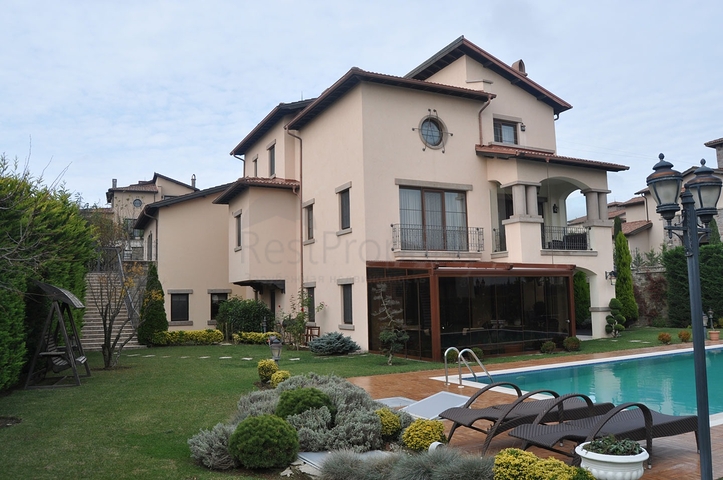 فيلا فاخرة ضمن مجمع في منطقة بيوك تشكمجه / اسطنبول 