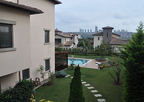 فيلا فاخرة ضمن مجمع في منطقة بيوك تشكمجه / اسطنبول 