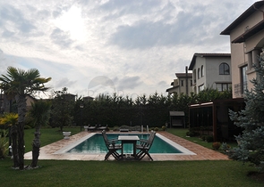 فيلا فاخرة ضمن مجمع في منطقة بيوك تشكمجه / اسطنبول 