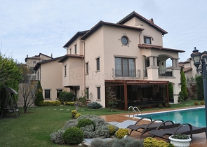 فيلا فاخرة ضمن مجمع في منطقة بيوك تشكمجه / اسطنبول 