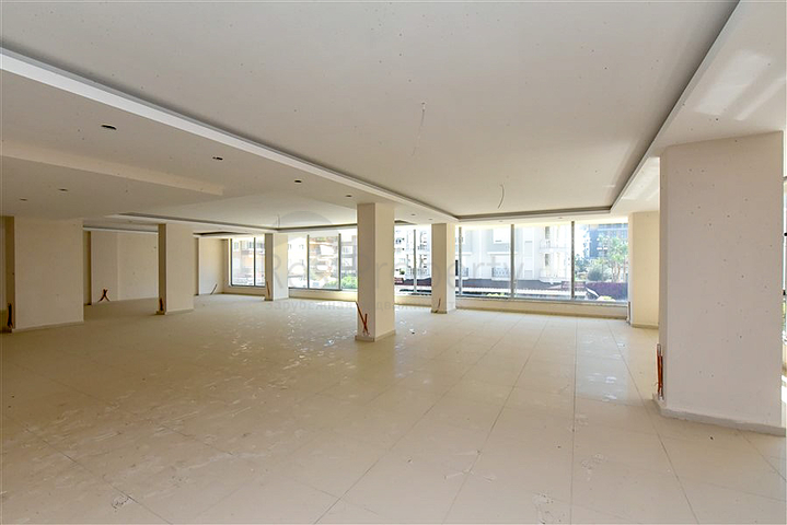 المباني التجارية لمنطقة كبيرة في الجزء السفلي