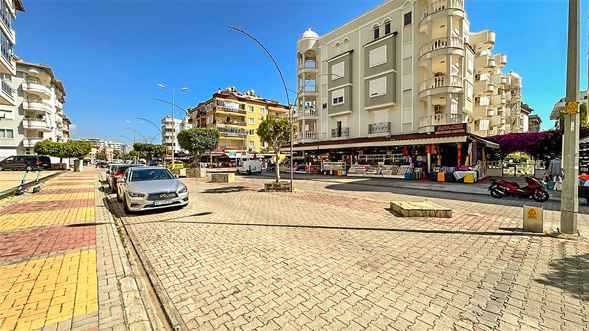 المباني التجارية لمنطقة كبيرة في الجزء السفلي