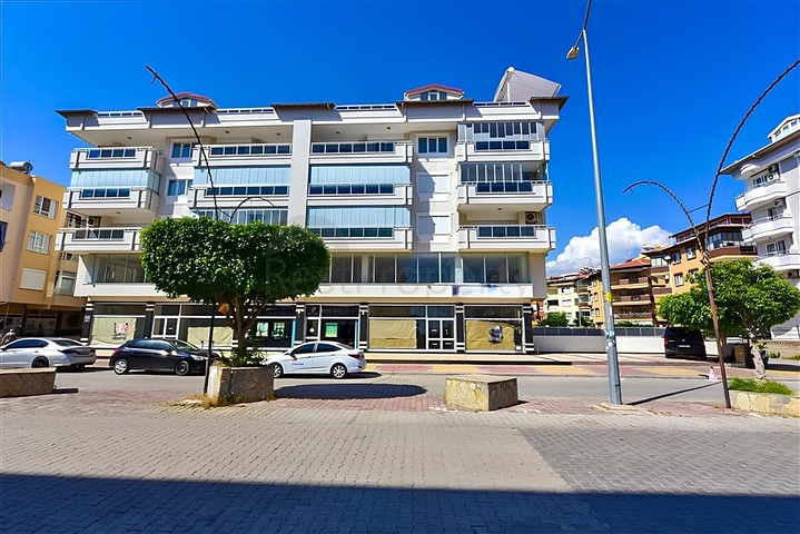 المباني التجارية لمنطقة كبيرة في الجزء السفلي