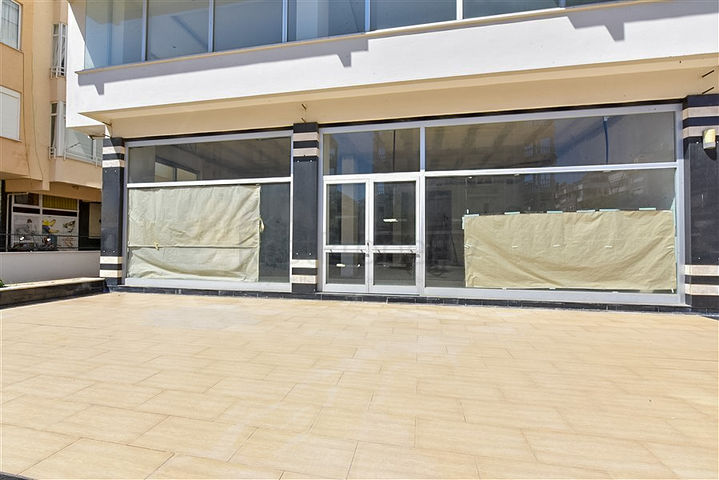 المباني التجارية لمنطقة كبيرة في الجزء السفلي