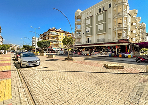 المباني التجارية لمنطقة كبيرة في الجزء السفلي