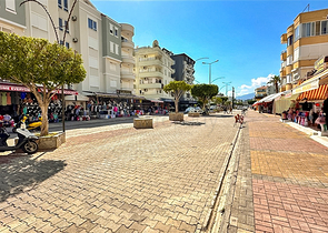 المباني التجارية لمنطقة كبيرة في الجزء السفلي