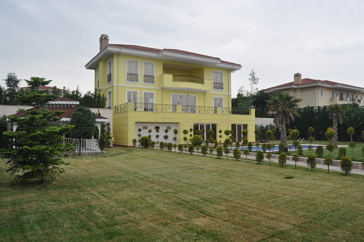 فيلا فاخرة في بيوك تشكمجه / اسطنبول 