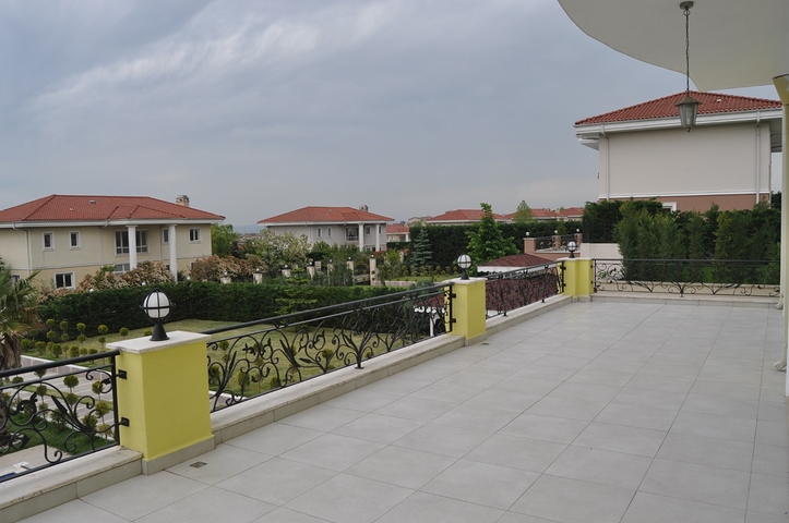 فيلا فاخرة في بيوك تشكمجه / اسطنبول 