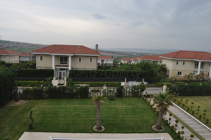 فيلا فاخرة في بيوك تشكمجه / اسطنبول 