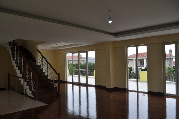 فيلا فاخرة في بيوك تشكمجه / اسطنبول 