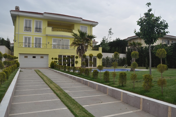 فيلا فاخرة في بيوك تشكمجه / اسطنبول 