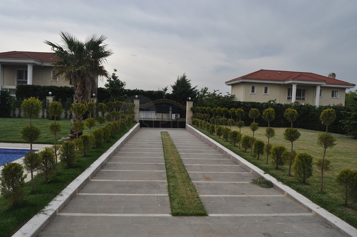 فيلا فاخرة في بيوك تشكمجه / اسطنبول 