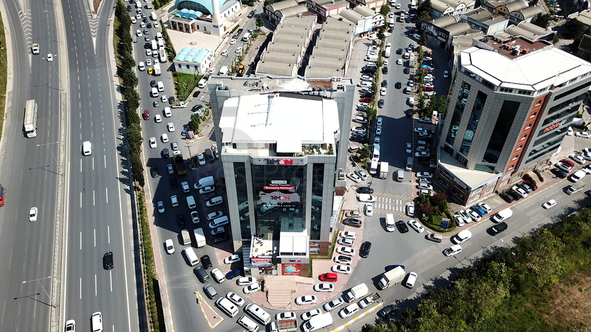 للمستثمرين - مبنى تجاري للبيع في منطقة حيوية في اسطنبول الاوربية 