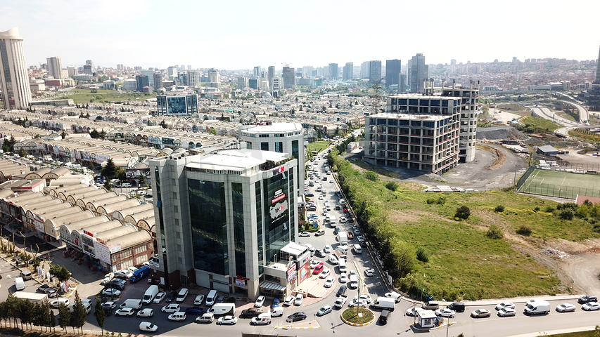 للمستثمرين - مبنى تجاري للبيع في منطقة حيوية في اسطنبول الاوربية 