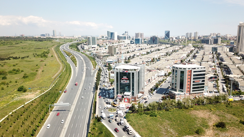 للمستثمرين - مبنى تجاري للبيع في منطقة حيوية في اسطنبول الاوربية 