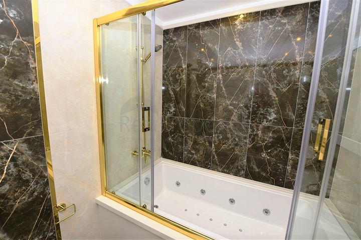 شقة فاخرة باطلالة بحرية ضمن مركز مدينة الانيا 