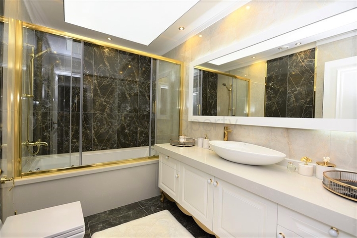 شقة فاخرة باطلالة بحرية ضمن مركز مدينة الانيا 