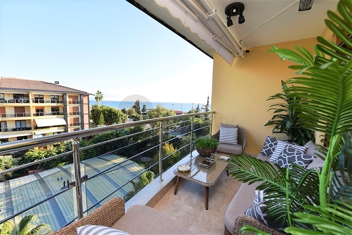 شقة فاخرة باطلالة بحرية ضمن مركز مدينة الانيا 