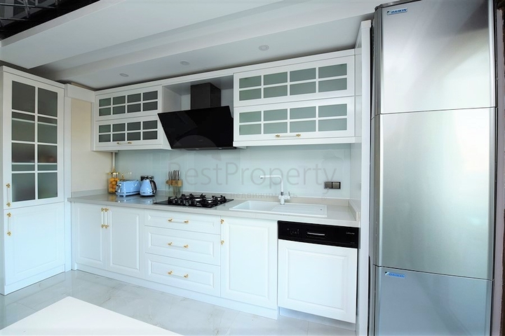 شقة فاخرة باطلالة بحرية ضمن مركز مدينة الانيا 