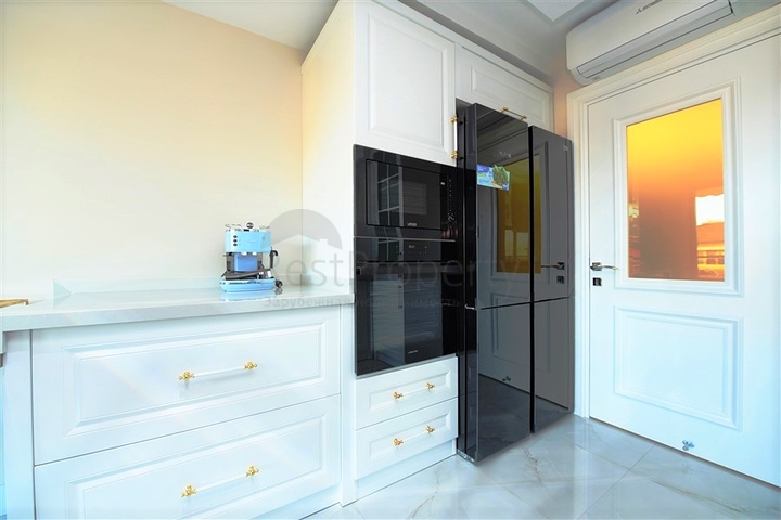 شقة فاخرة باطلالة بحرية ضمن مركز مدينة الانيا 