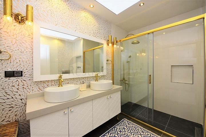 شقة فاخرة باطلالة بحرية ضمن مركز مدينة الانيا 