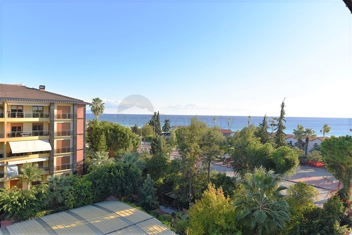 شقة فاخرة باطلالة بحرية ضمن مركز مدينة الانيا 