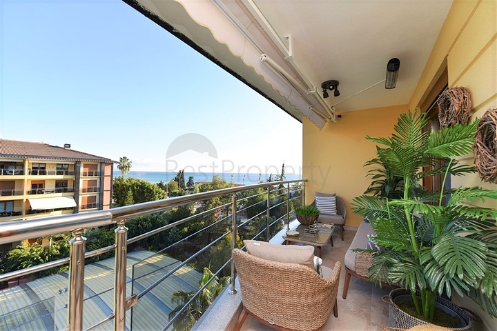 شقة فاخرة باطلالة بحرية ضمن مركز مدينة الانيا 