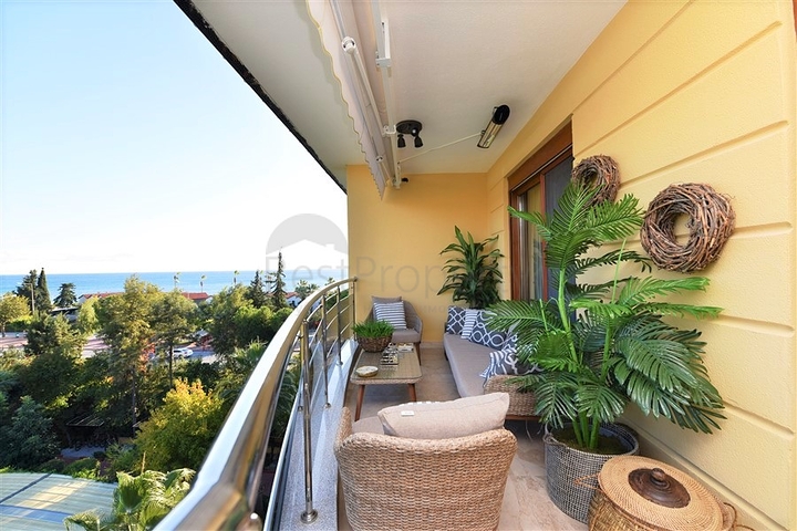 شقة فاخرة باطلالة بحرية ضمن مركز مدينة الانيا 