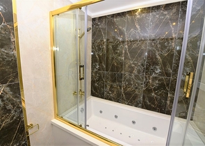 شقة فاخرة باطلالة بحرية ضمن مركز مدينة الانيا 