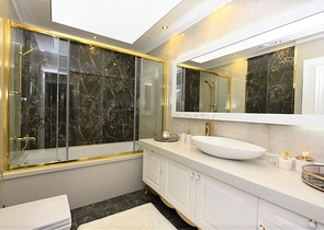 شقة فاخرة باطلالة بحرية ضمن مركز مدينة الانيا 