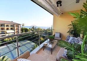 شقة فاخرة باطلالة بحرية ضمن مركز مدينة الانيا 