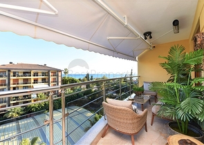 شقة فاخرة باطلالة بحرية ضمن مركز مدينة الانيا 