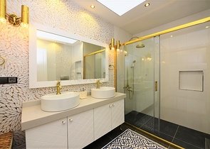 شقة فاخرة باطلالة بحرية ضمن مركز مدينة الانيا 