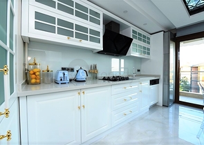 شقة فاخرة باطلالة بحرية ضمن مركز مدينة الانيا 