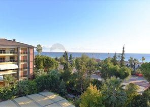 شقة فاخرة باطلالة بحرية ضمن مركز مدينة الانيا 