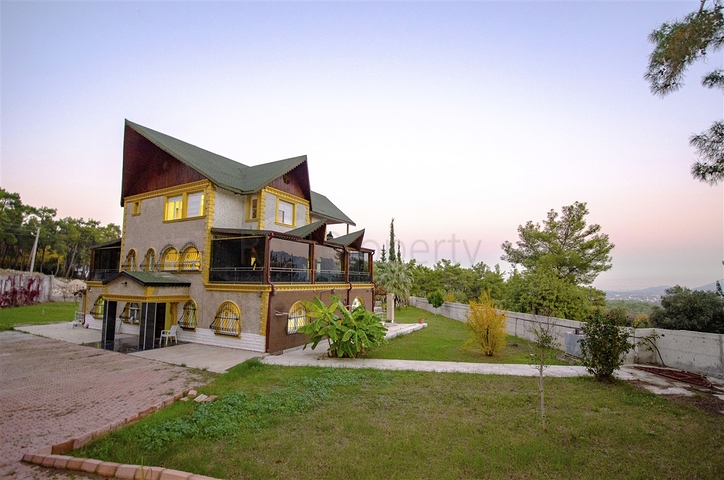 فيلا 5 + 3 مع حوض سباحة في تشاكريلار أنطاليا