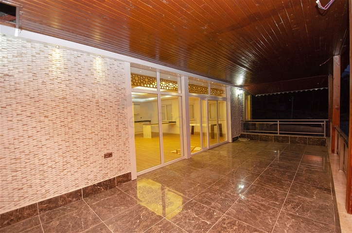 فيلا 5 + 3 مع حوض سباحة في تشاكريلار أنطاليا